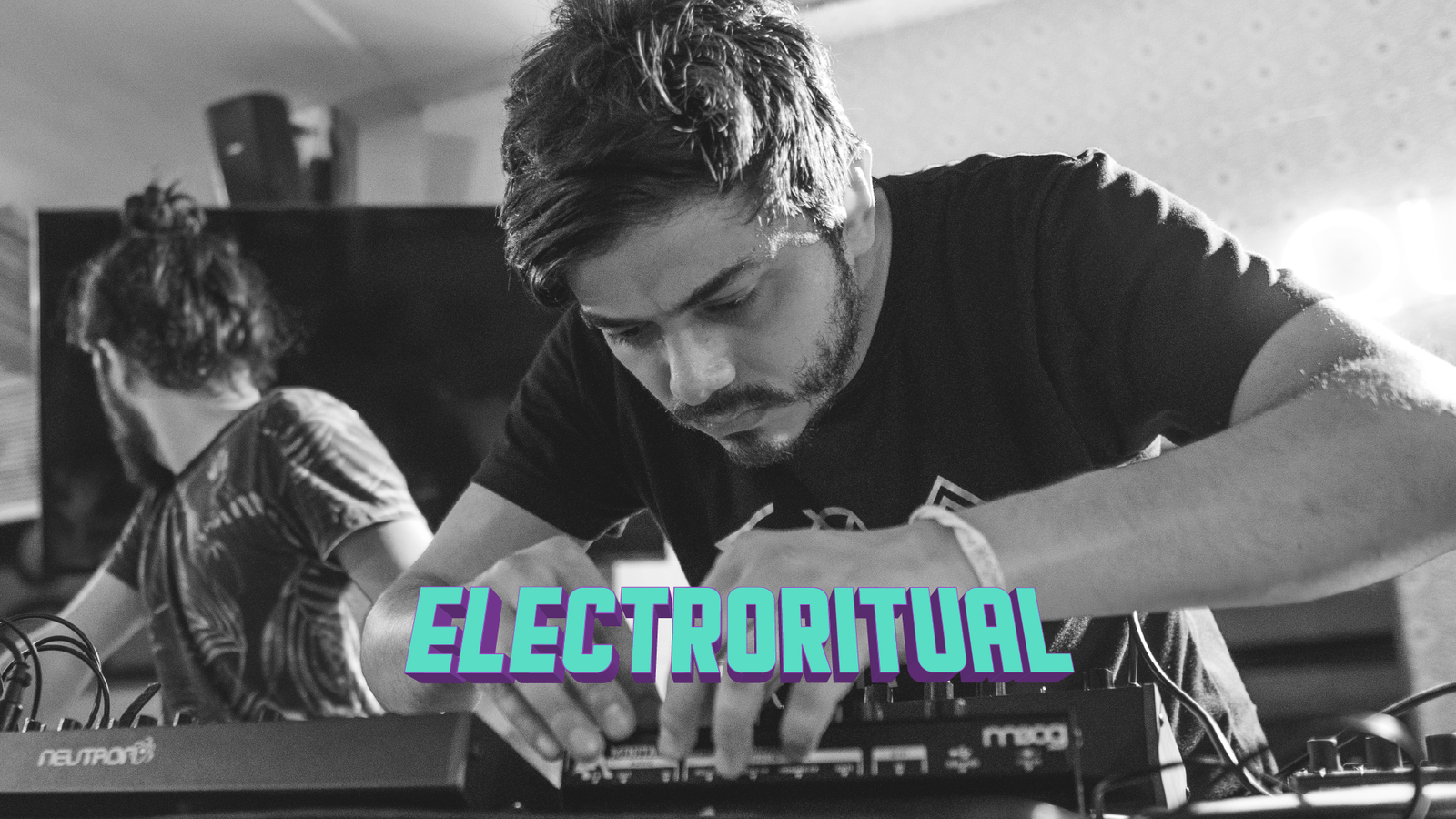 Creamos el circuito de eventos Electroritual, con el cuál hemos llevado a nuestros artistas de música electrónica a recorrer Colombia y hemos abierto espacios para artistas de todo el país